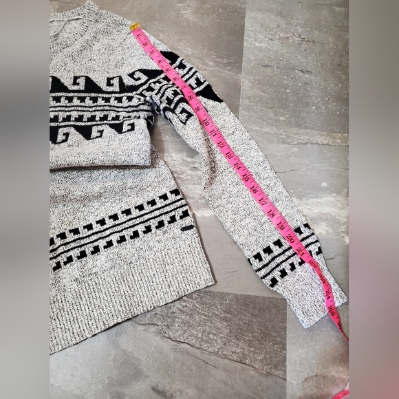 Roots Heathered Gray and Black Aztec Patterned Long Sleeve Sweater. M. - Picture 6 of 9
